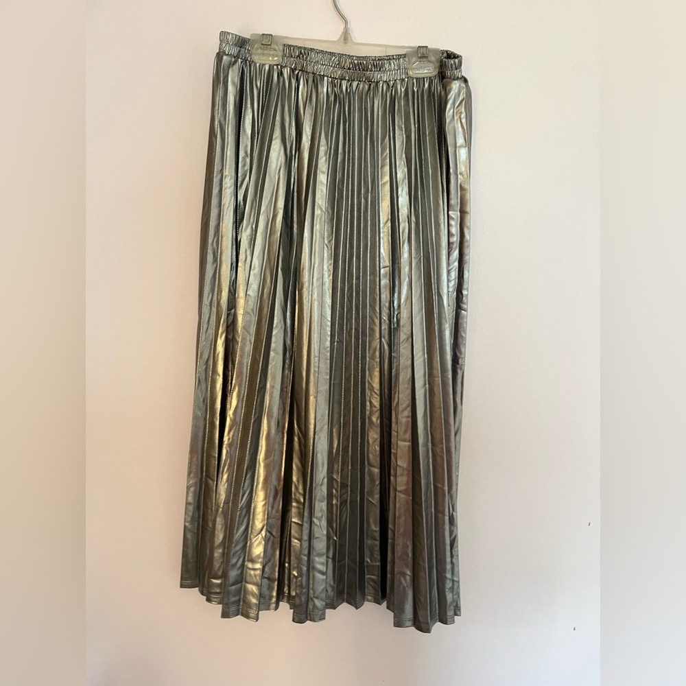 Suzy Shier Silver A-Line Pleated Skirt